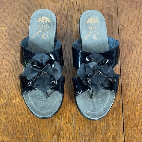 Dansko Dahlia Black Patent Toe Post Thong Sandals Wedge Flower Size 38 - Picture 3 of 11